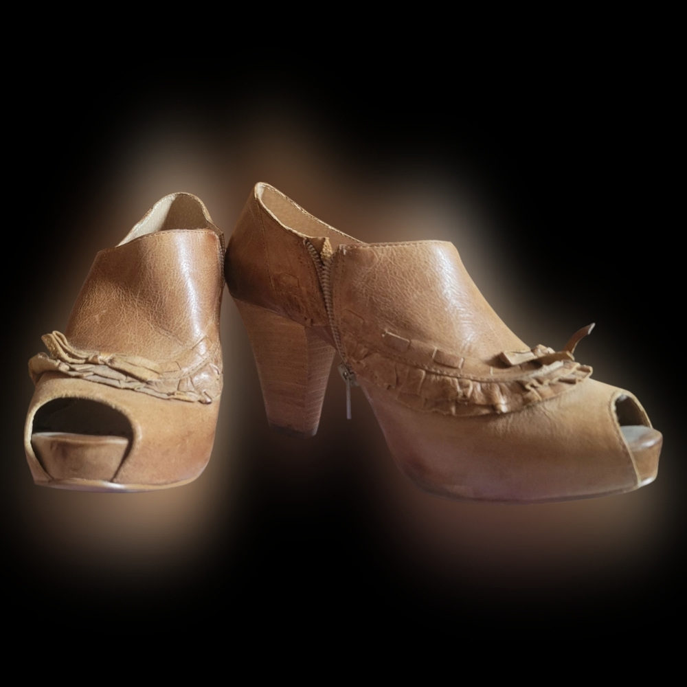 Miss Albright Tan Vintage-Inspired Heels